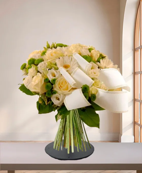 Bouquet funéraire blanc avec roses, eustomas et ruban satin, atelier parisien