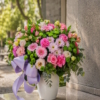 Bouquet funéraire rose en vase — Aurore Rosée, fleurs de deuil livrées à Paris