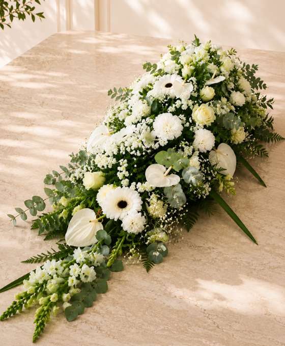 Dessus de cercueil blanc — Blanc Éternel, fleurs de deuil livrées à Paris