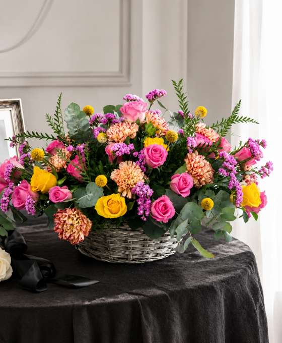 Corbeille funéraire fleurie multicolore — Corbeille Éclatante, fleurs de deuil livrées à Paris