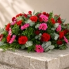 Coussin funéraire rose et rouge — Recueillement Pourpre, fleurs de deuil livrées à Paris