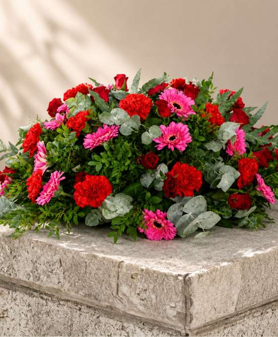 Coussin funéraire rose et rouge — Recueillement Pourpre, fleurs de deuil livrées à Paris